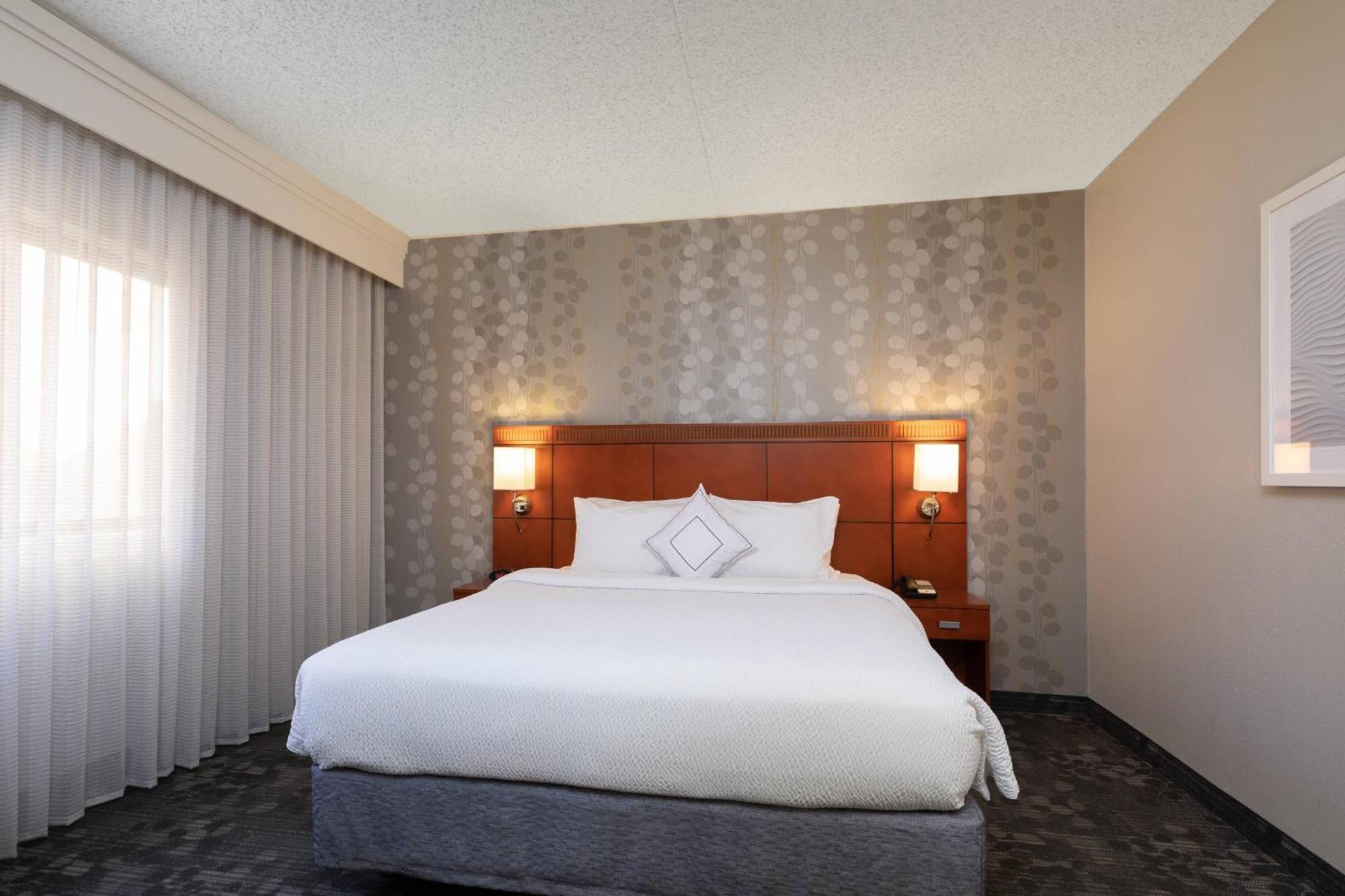 Courtyard By Marriott Dallas-Fort Worth/Bedford Εξωτερικό φωτογραφία