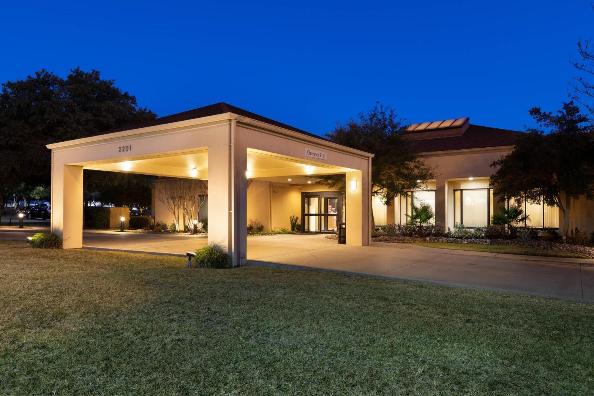 Courtyard By Marriott Dallas-Fort Worth/Bedford Εξωτερικό φωτογραφία
