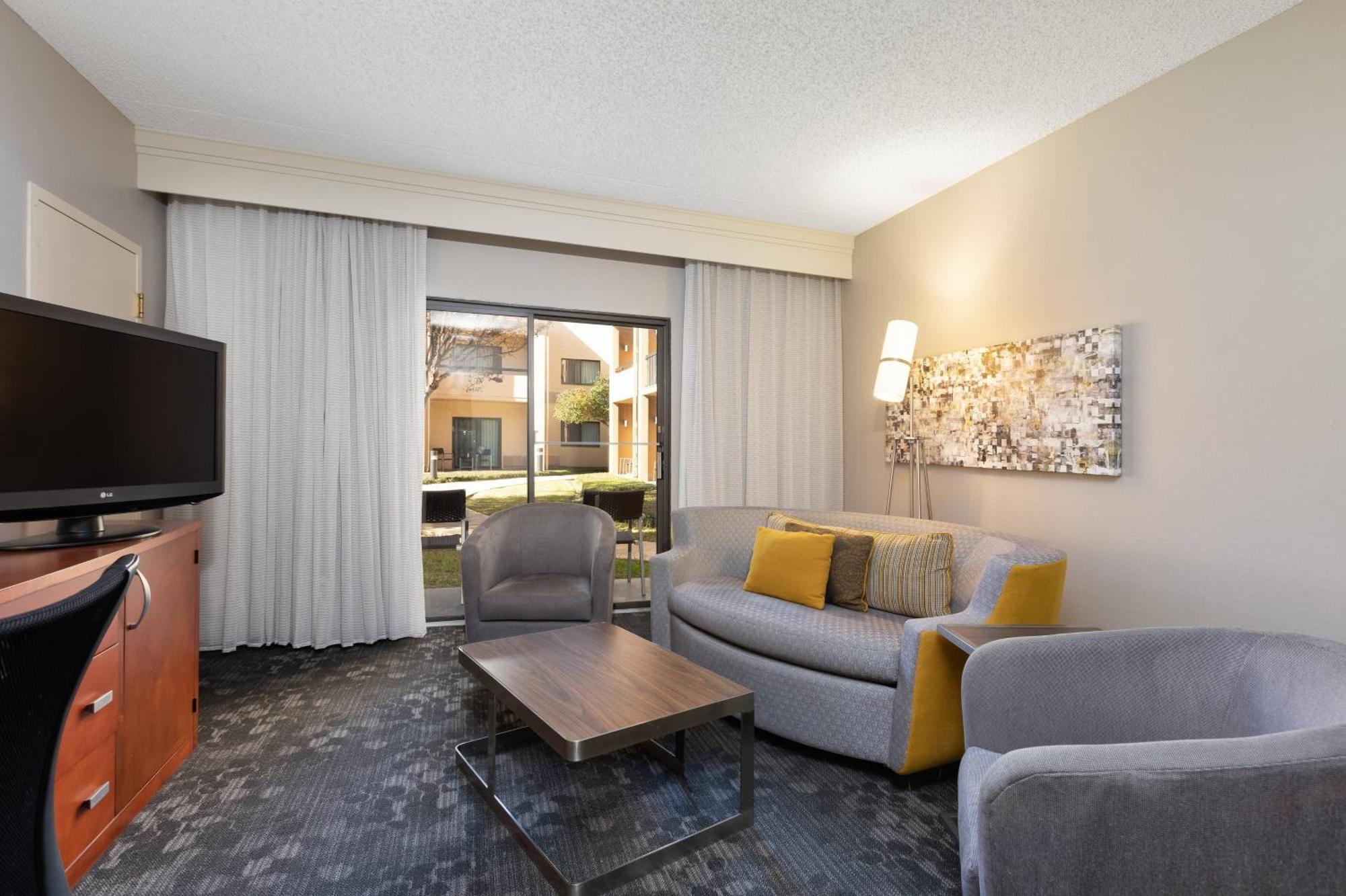 Courtyard By Marriott Dallas-Fort Worth/Bedford Εξωτερικό φωτογραφία